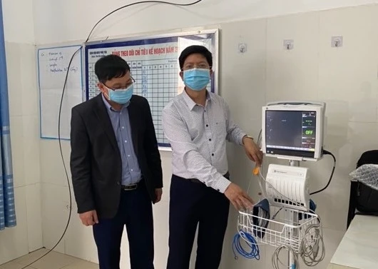 ThS, BS Nguyễn Trọng Khoa, Phó Cục trưởng Cục Quản lý khám chữa bệnh (bên phải) kiểm tra công tác khám, điều trị tại cơ sở y tế. 
