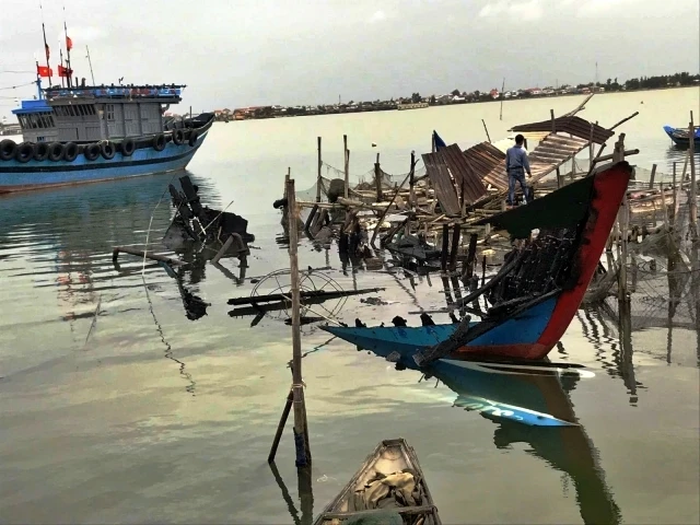 Chiếc tàu cá trị giá khoảng 500 triệu đồng của ngư dân Thuận An bị lửa thiêu rụi trong đêm.