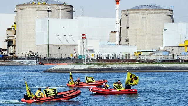 Các nhà hoạt động phản đối phát triển và sử dụng năng lượng hạt nhân bên ngoài Nhà máy Fessenheim của Pháp. Ảnh: NEWSWEEK