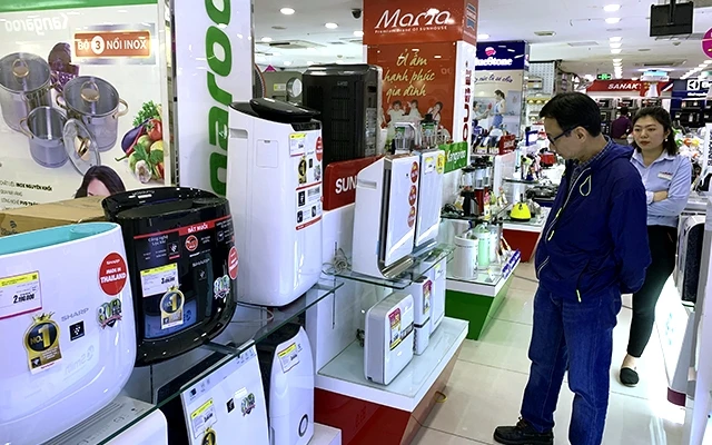 Người dân tìm hiểu sản phẩm máy lọc không khí tại một siêu thị điện máy ở Hà Nội.