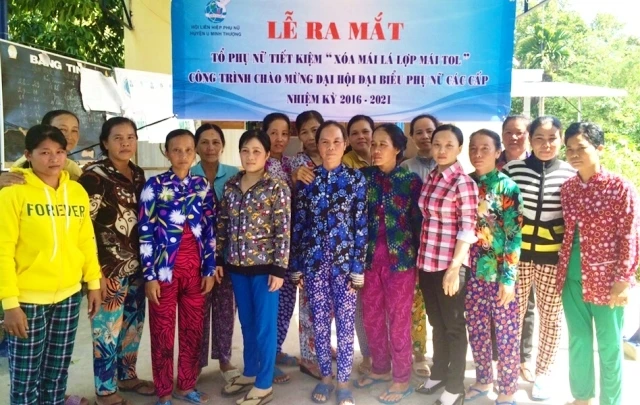 Ra mắt Tổ tiết kiệm "xóa mái lá lợp mái tôn" của phụ nữ xã Vĩnh Hòa, huyện U Minh Thượng.