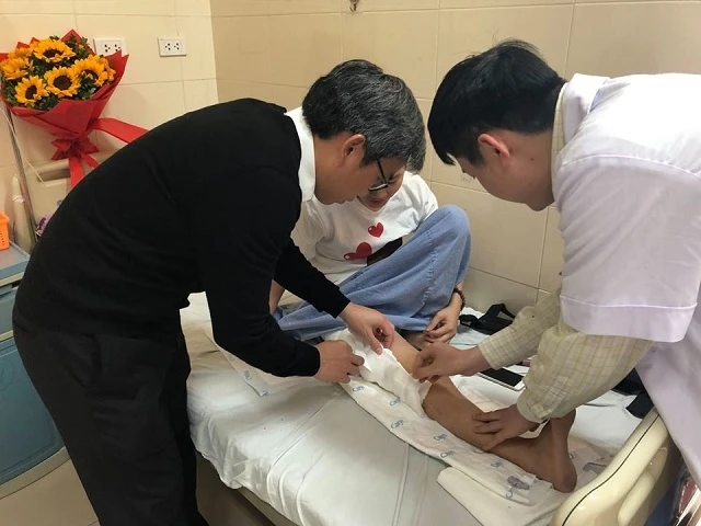 PGS, TS Trần Trung Dũng và bác sĩ Nguyễn Trần Quang Sáng trực tiếp xem vết mổ cho bệnh nhân H.