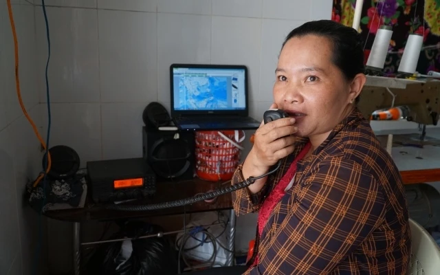 Người đàn bà báo bão Lương Thị Diệp chia sẻ thông tin, hỗ trợ hàng nghìn ngư dân trên biển.