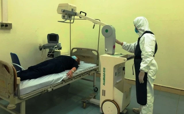 Chụp X-quang phổi cho du khách người Anh đi cùng chuyến bay với nữ bệnh nhân ở Hà Nội bị nhiễm Covid-19, tại Bệnh viện đa khoa Lào Cai.