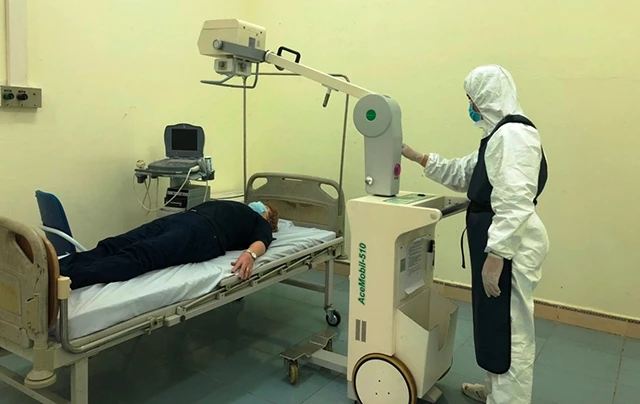 Chụp X.quang kiểm tra phổi cho bệnh nhân người Anh bị nhiễm Covid-19, đang được cách ly, tại Bệnh viện đa khoa Lào Cai.
