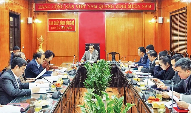Đoàn công tác của Ban Thường vụ Thành ủy Hà Nội làm việc với Ban Thường vụ Huyện ủy Sóc Sơn. Ảnh: HỮU TIỆP