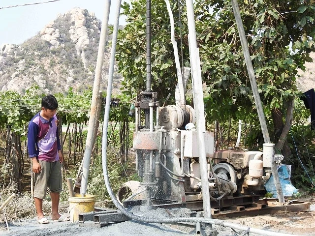 Giếng khoan thứ hai của hộ chị Võ Thị Kim Liên, thôn Mỹ Tường 1, xã Nhơn Hải khoan sâu hơn 100 m, có tín hiệu tìm được nguồn nước mới để tưới cho cây trồng.