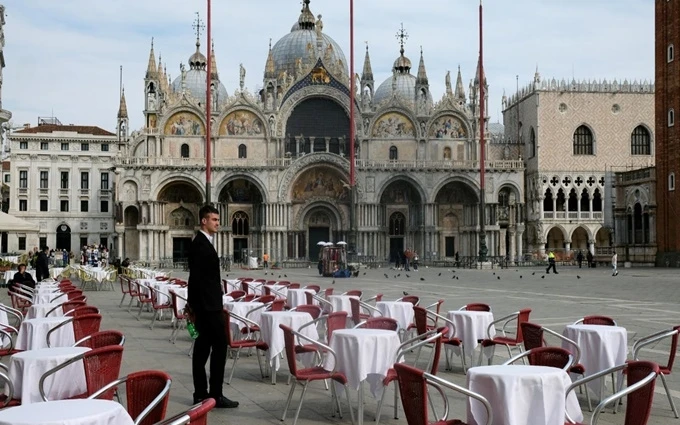 Nhà hàng trước Quảng trường St Mark vắng khách sau khi Chính phủ Italy ban bố sắc lệnh phong tỏa. (Ảnh: Reuters)