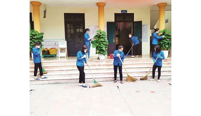 Đoàn viên, thanh niên huyện Phúc Thọ ra quân tổng vệ sinh môi trường.