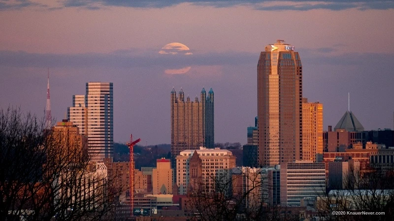 Siêu trăng ở TP Pittsburgh, thuộc bang Pennsylvania, Mỹ. Ảnh: Josh Knauer. 