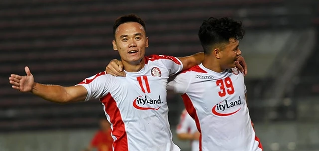 "Siêu dự bị" Xuân Nam (số 11) ghi liền hai bàn thắng mang về ba điểm trọn vẹn cho TP Hồ Chí Minh ngay trên sân khách.
