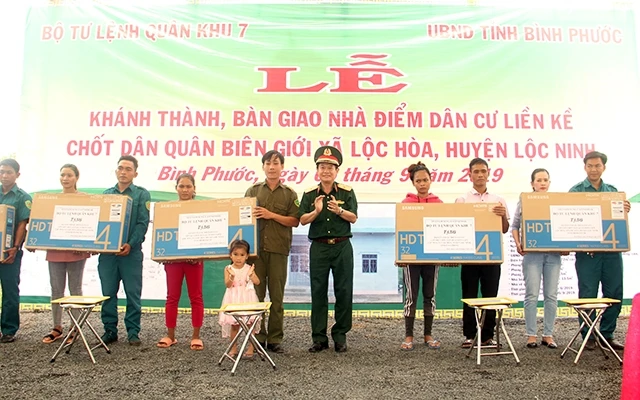 Lãnh đạo Quân khu 7 hỗ trợ thiết bị nghe nhìn cho các hộ dân sống gần chốt dân quân biên giới.