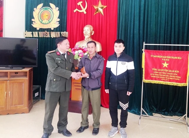 Công an huyện Quan Sơn tổ chức trao trả lại tài sản cho người đánh rơi.
