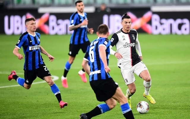 Do ảnh hưởng của Covid-19, không loại trừ khả năng Ronaldo và các đồng đội ở Juventus sẽ sớm… lên ngôi vô địch Serie A mùa này. (Ảnh: Reuters)