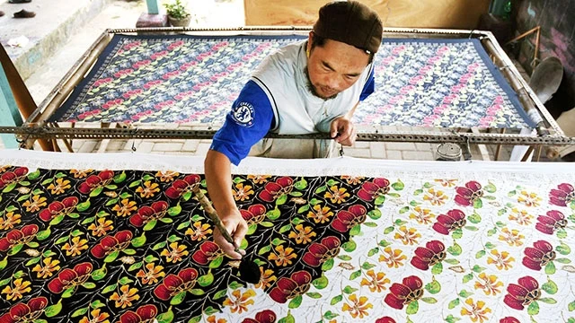 Một nghệ nhân Indonesia đang trang trí họa tiết trên vải batik truyền thống. Ảnh: JAKPOST