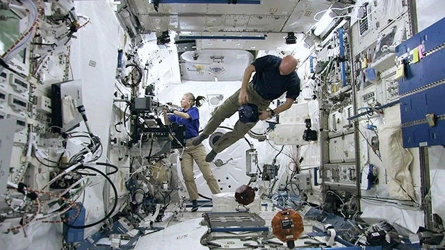 Các nhà khoa học làm việc trong ISS. Ảnh: NASA
