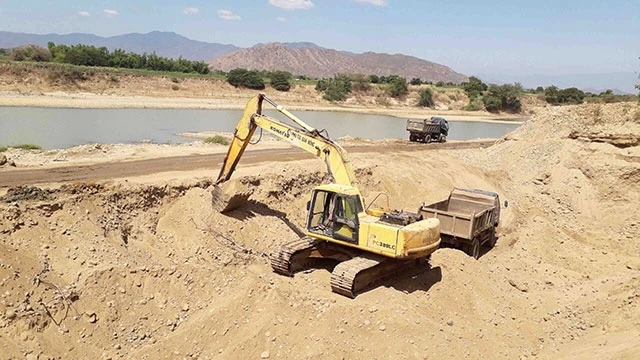 Hoạt động khai thác cát khu vực xây dựng Kè chống sạt lở bờ sông Dinh, xã Phước Sơn, huyện Ninh Phước sẽ tạm dừng trong thời gian tới.