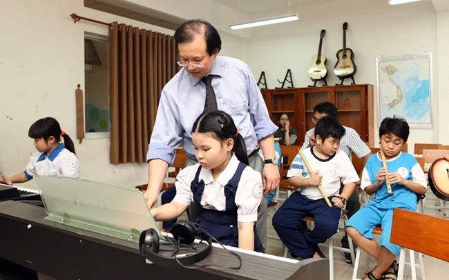 Một buổi sinh hoạt của Câu lạc bộ Âm nhạc Trường tiểu học Lê Đình Chinh tại quận Bình Thạnh, TP Hồ Chí Minh.