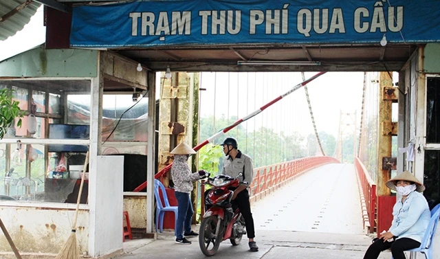 Thu phí cầu treo Đồng Liên - Hương Sơn ở xã Đồng Liên, TP Thái Nguyên. 