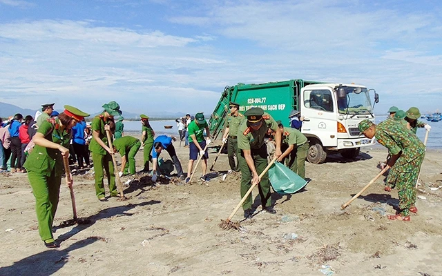 Đoàn viên, thanh niên và người dân địa phương tham gia hoạt động “Hãy làm sạch biển” tại biển Thuận An, xã đảo Tam Hải, huyện Núi Thành (Quảng Nam). Ảnh: KHÁNH CHI