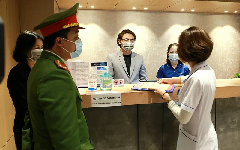 Các lực lượng chức năng quận Hoàn Kiếm kiểm tra công tác phòng chống dịch Covid-19 tại khách sạn trên địa bàn. Ảnh: GIANG NAM.