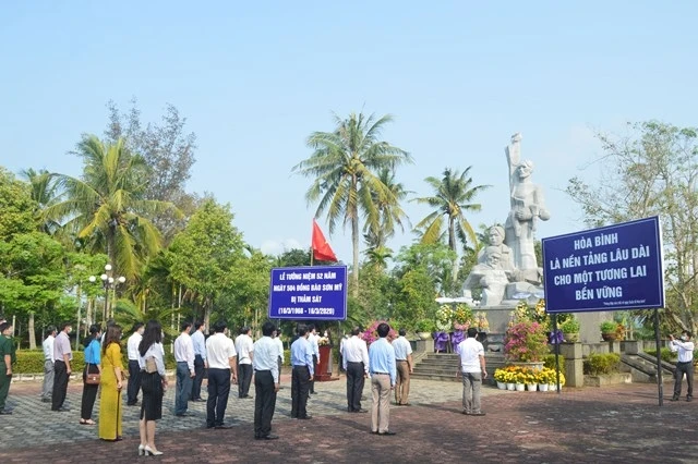 Các đại biểu và các nạn nhân còn sống sót sau vụ thảm sát dành một phút mặc niệm cầu nguyện linh hồn 504 nạn nhân Sơn Mỹ được siêu thoát.