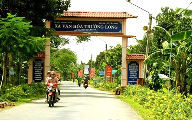  Ðường giao thông nông thôn ở xã Trường Long, huyện Phong Ðiền (TP Cần Thơ) được xây dựng khang trang, sạch đẹp. Ảnh: Quốc Trung