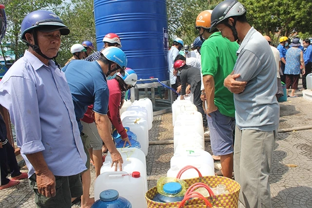 Người Bến Tre được hỗ trợ nước ngọt - sạch trong mùa hạn, mặn khốc liệt.