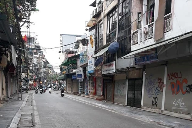 Hàng loạt hàng quán, khách sạn... tại phố Đinh Liệt, nơi thu hút nhiều du khách nước ngoài tại Hà Nội đã đồng loạt đóng cửa.