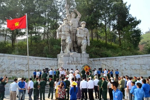 Dâng hương tưởng nhớ các anh hùng liệt sĩ tại Di tích lịch sử Ngã ba Cò Nòi.