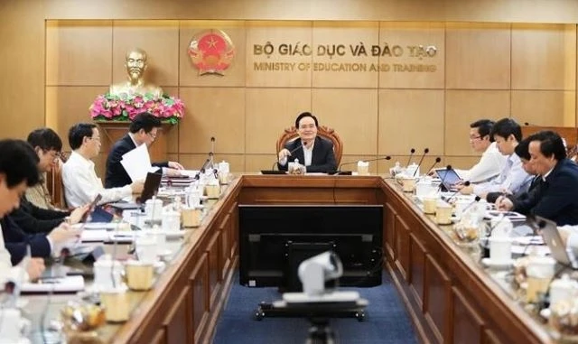 Bộ trưởng Phùng Xuân Nhạ điều hành họp Ban Chỉ đạo phòng, chống dịch Covid-19 của Bộ GD-ĐT