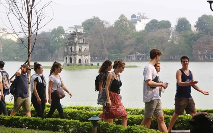 Khách nước ngoài thăm Hồ Gươm (Hà Nội).
