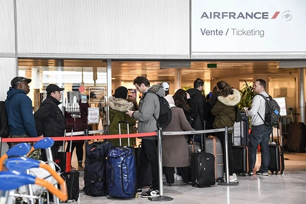 Hành khách xếp hàng làm thủ tục tại sânbay Charles de Gaulle trước khi lệnh cấm hoặc hạn chế nhập cảnh của các nước có hiệu lực. Ảnh: AFP
