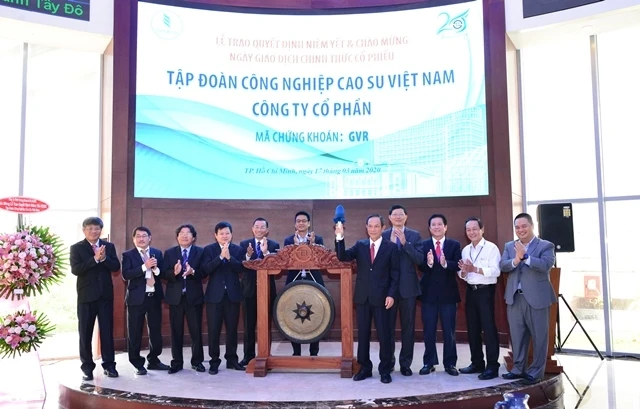 Chủ tịch HĐQT GVR Trần Ngọc Thuận thực hiện nghi thức đánh cồng.