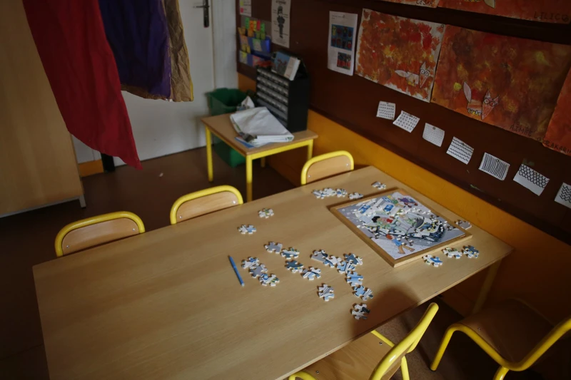 Những miếng xếp hình còn bỏ dở trên bàn ở một lớp học bị đóng cửa vì Covid1-9 ở thủ đô Paris, Pháp ngày 16-3 (Ảnh: AP)