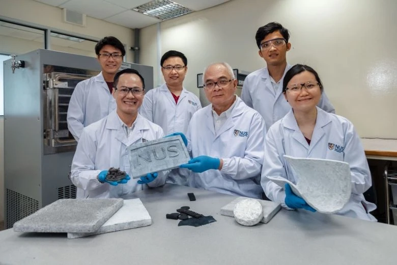 PGS Dương Minh Hải (đầu tiên từ trái sang) và Giáo sư Phan Thiện Nhân (giữa), đã phát triển vật liệu aerogel đầu tiên trên thế giới làm từ lốp cao su phế liệu.