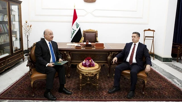 Tổng thống Iraq B.Salih (trái) tại một cuộc gặp với tân Thủ tướng A.Zurfi. Ảnh: REUTERS
