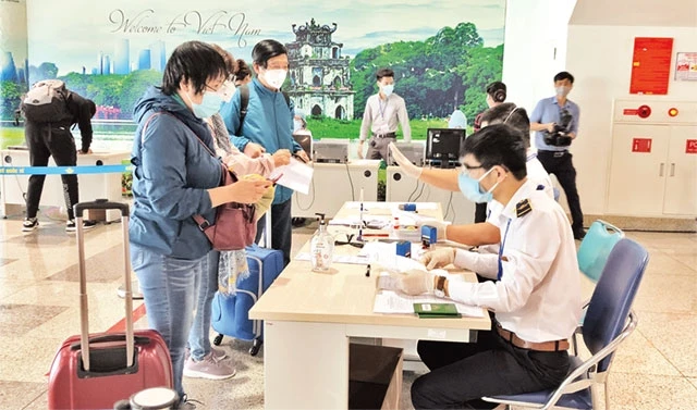  Cán bộ ngành y tế Thủ đô hướng dẫn khai báo y tế cho những hành khách đi từ vùng dịch về Hà Nội.