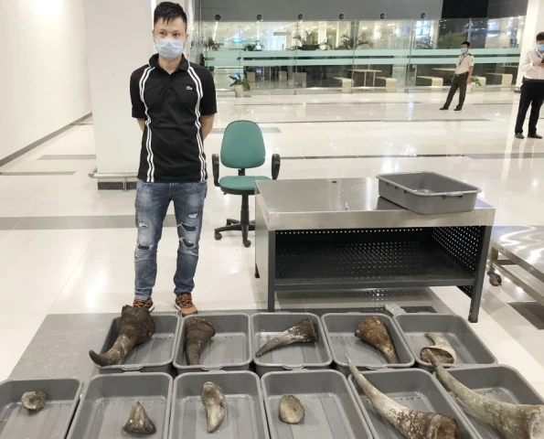 Đỗ Thanh Sơn và tang vật thu giữ tại sân bay Cần Thơ.