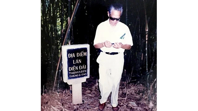 Ông Mac Shin tại lán điện đài, Kim Lung, Tân Trào khi ông thăm lại An toàn khu năm 1995. Ảnh: ĐÀO NGỌC NINH 