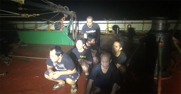 Các đối tượng buôn lậu trên tầu Chung Chinh bị bắt giữ.