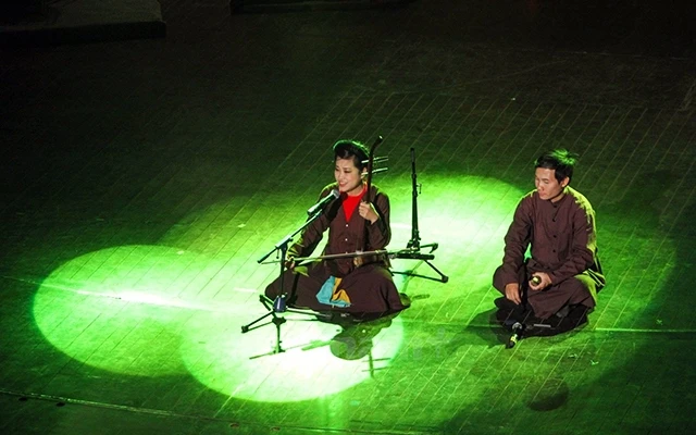Nghệ sĩ Mai Tuyết Hoa và Nguyễn Quang Long biểu diễn một tiết mục xẩm.
