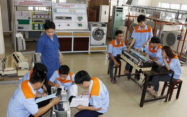 Giờ thực hành nghề điện lạnh của sinh viên Trường cao đẳng Nghề tỉnh Vĩnh Long.