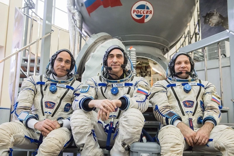 Ba phi hành gia Chris Cassidy của NASA (trái) và Anatoly Ivanishin (giữa) và Ivan Vagner của Roscosmos (phải) sẽ được phóng lên Trạm vũ trụ ngày 9-4 tới. Ảnh: NASA.