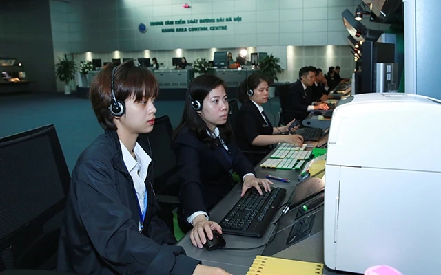 Kiểm soát viên không lưu trực bảo đảm an toàn cho các chuyến bay tại Trung tâm Kiểm soát đường dài Hà Nội.