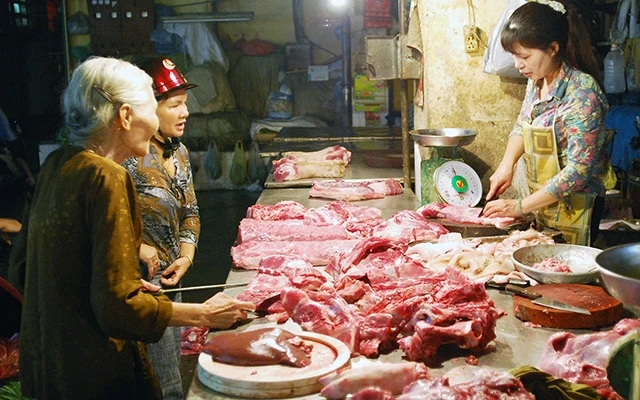 Người dân mua thịt lợn ở chợ Hôm - Đức Viên (Hà Nội). Ảnh NGA ANH