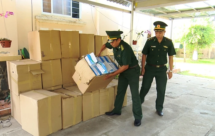 Bộ đội biên phòng Đồng Tháp kiểm tra tang vật khẩu trang y tế xuất lậu.