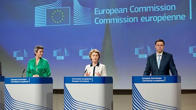Chủ tịch EC Leyen (giữa) thông báo về các gói cứu trợ kinh tế cho EU. Ảnh: EUROPEAN COMMISSION