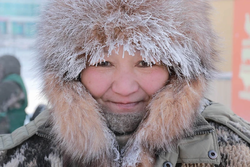 Người dân ở Yakutsk sử dụng da và lông thú để giữ ấm tốt nhất: giày tuần lộc, mũ muskrat và áo khoác cáo.
