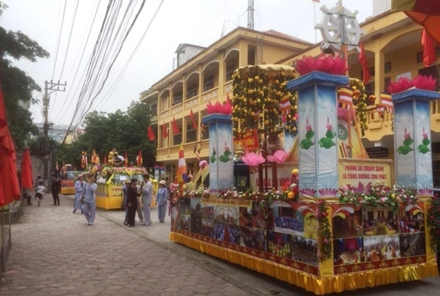 Lễ rước xe hoa chào mừng Đại lễ Phật đản năm 2019 tại chùa Bầu, Hà Nam.